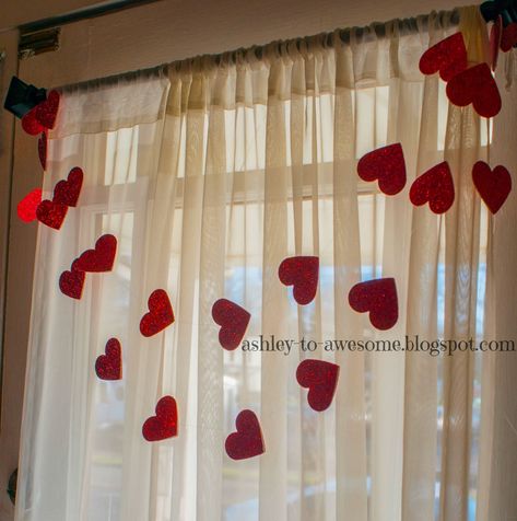 Valentines Day Gifts For Him Boyfriends, Romantic Room Decoration, Garland Tutorial, Paper Garlands, Family Valentines Day, Birthday Room Decorations, Diy Valentine's Day Decorations, Romantic Bedroom Decor, Diy Heart