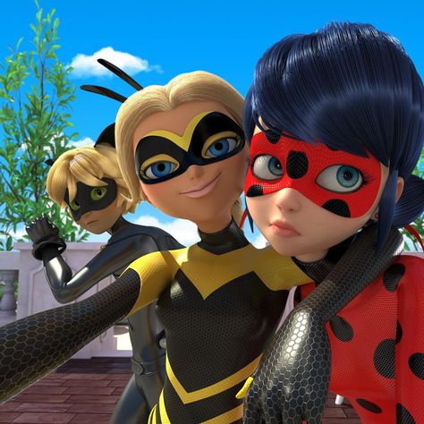 ust reminding everyone of when Queen Bee saved the day. (AGAIN!) Guess these two helped a little, but I did all the hard work Comics Ladybug, Chloe Bourgeois, الفن الرقمي, Ladybug Wallpaper, Catty Noir, Miraculous Ladybug Oc, Miraculous Ladybug Memes, Miraculous Ladybug Wallpaper, Miraculous Characters