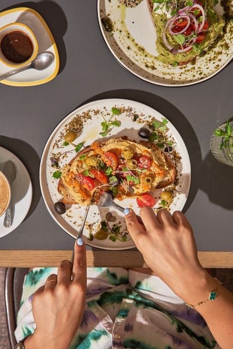 Family Lunch Photography, Food Hand Photography, Hand Food Photography, Lifestyle Food Photography Ideas, Breakfast Product Photography, Food Photography With Model, Cafe Lifestyle Photography, Cafe Shoot Ideas, Restaurant Lifestyle Photography