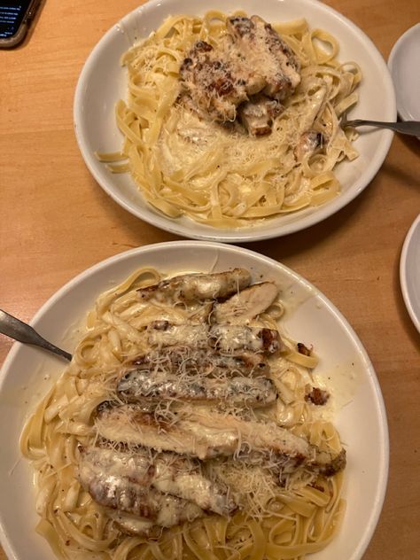 Chicken Alfredo Olive Garden, Olive Garden Date, Olive Garden Aesthetic, Olive Garden Food, Alfredo Olive Garden, Olive Garden Chicken Alfredo, Creamy Pasta Dishes, Food Babe, Food Therapy