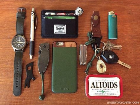 Knife Quotes, Urban Edc, What's In My Backpack, Edc Carry, Edc Essentials, Everyday Carry Bag, Dad Style, Adventure Bags, School Bag Essentials