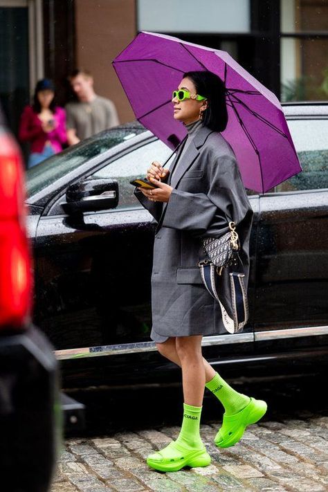 Crocs Outfit Spring, Street Style Crocs, Balenciaga Crocs Outfit, Green Crocs Outfit, Crocs Streetstyle, Crocs Fashion Street Styles, Outfit With Crocs, Bright Shoes Outfit, Crocs Styling