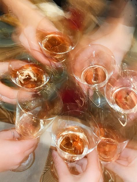 Blurry Drinks Aesthetic, Parisian Party Aesthetic, Retro Party Photography, Birthday Blurry Aesthetic, Blurry Bar Aesthetic, Sparkly Party Aesthetic, Hayley Core Aesthetic, Hens Aesthetic, Wine Cheers Aesthetic