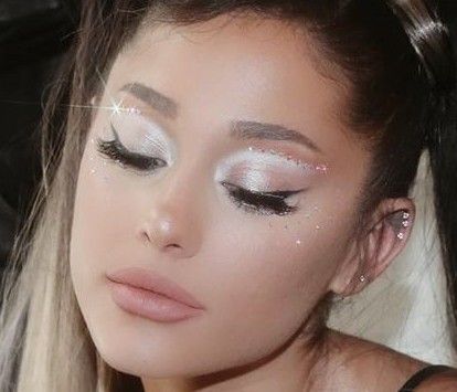 White Euphoria Makeup, Makeup Looks White Eyeshadow, White Eyeshadow Aesthetic, White Hoco Makeup, White Cat Eye Makeup, Angel Make Up Aesthetic, Angel Makeup Gold, White Swan Costume Makeup, White Mermaid Makeup