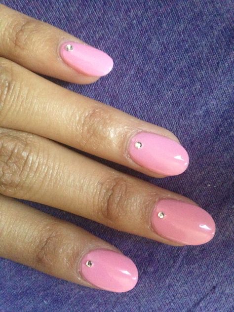 Pink nails with silver rhinestones Light Pink With Rhinestones Nails, One Rhinestone On Each Nail, Pink Chrome Nails With Rhinestones, Pink Chrome Nails With Gems, Light Pink Nails With Gems, Short Pink Nails With Rhinestones, Pink Nails With Jewels, Pink Nails Gems, Light Pink Nails With Rhinestones