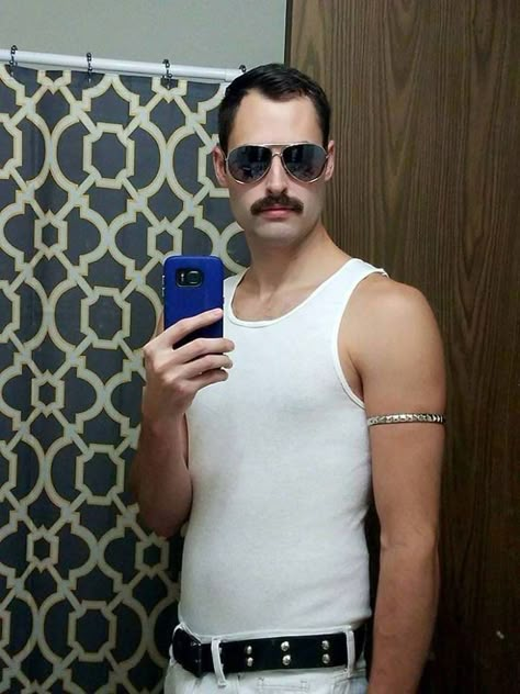 Halloween Kostüm Baby, Cowboy Halloween Costume, Mom Costumes, Clever Halloween Costumes, Diy Kostüm, Masks Diy, Games Diy, Freddy Mercury, Halloween Recipe