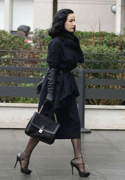 Dita Von Teese Style, Petite Celebrities, Dita Von Tease, Long Leather Gloves, Mode Editorials, Looks Pinterest, Fashion Petite, Winter Chic, Dita Von