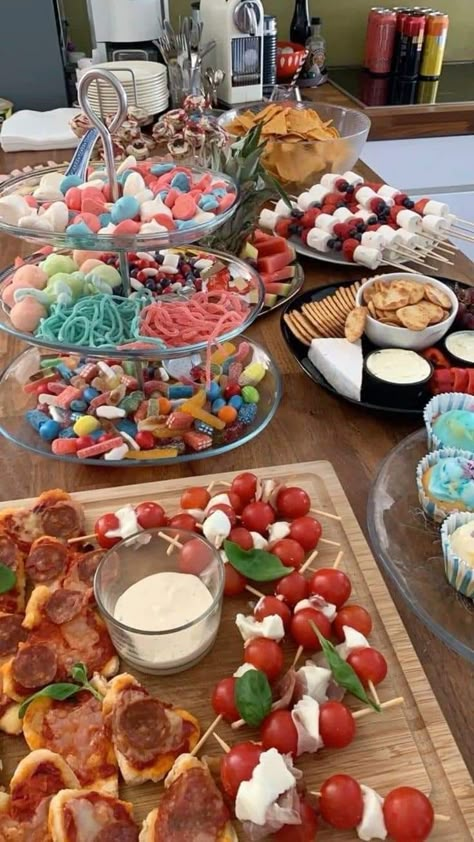 Aesthetic Surprise Party, Foods For Birthday Parties, Bday Snacks, Food For A Party, Sixteen Birthday Party Ideas, Board Night, Birthday Snacks, Sweet Sixteen Birthday Party Ideas, Sleepover Food