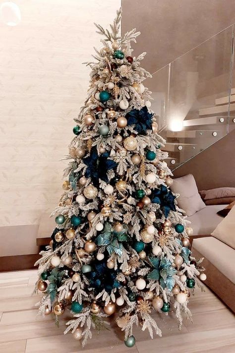 Different Color Christmas Tree Ideas, Lightly Flocked Christmas Tree, Unique Christmas Trees Themes Ideas, Frosted Christmas Tree Decorations, Unique Christmas Trees Themes, Shabby Chic Christmas Tree, Blue Christmas Tree Decorations, Blue Christmas Decor, Christmas Tree Decorating Themes