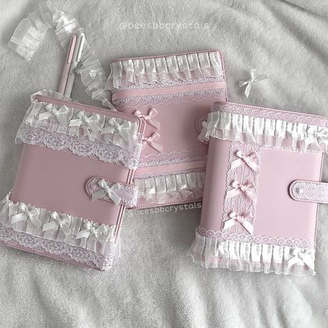 Coquette stationary Decorated Binders, Pink Diary Aesthetic, Coquette Stationary, Pink Aesthetic Journal, Decorated Notebooks, Pink Binder, Washi Tape Designs, Binder Decoration, Kpop Deco