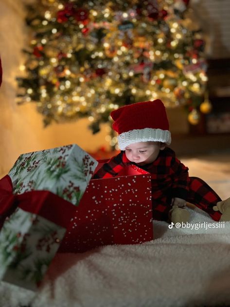 Toddler Christmas Pictures, Baby Christmas Photoshoot, Toddler Christmas Photos, Baby Christmas Photography, Portable Playpen, Christmas Baby Pictures, Christmas Family Photoshoot, Baby Milestones Pictures, Baby Christmas Photos