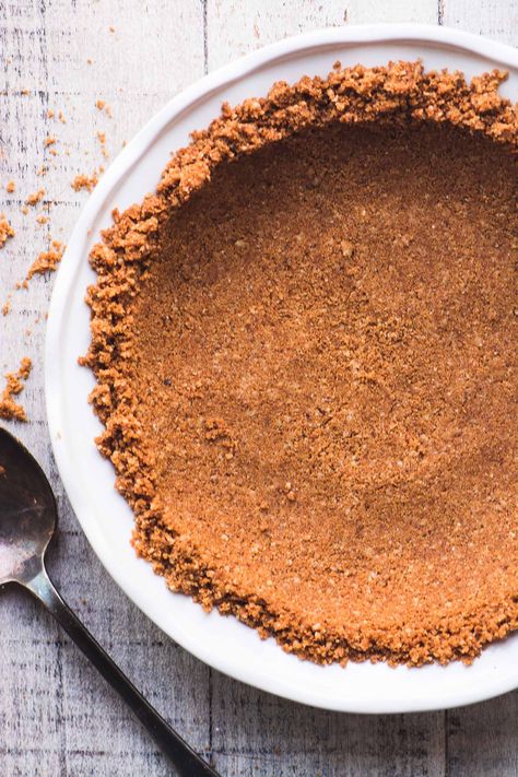 How To Make A Gingersnap Pie Crust ~ an easy cookie crumb crust perfect for holiday pies and no bake summer desserts ~ so much tastier than graham crackers! #easy #recipe #crust #pie #crumb #cracker #gingersnap #holiday #nobake #grahamcrackercrust #best #baking Ginger Snap Pie Crust, Gingersnap Pie Crust, Gingersnap Pie, Creamy Key Lime Pie, No Bake Summer Desserts, Lime Pie Recipe, Gingersnap Crust, Banana Pudding Cheesecake, Keylime Pie Recipe