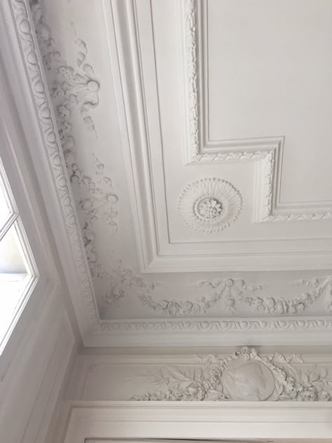 Parisian Style Ceiling, Molded Ceiling Design, Ceiling Design Victorian, Ceiling Details Molding, French Ceiling Moldings, European Ceiling Design, Decorative Ceiling Molding, Parisian Ceiling Moulding, Vintage Ceiling Design