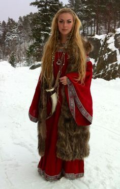 authentic viking costume - Google Search Viking Queen, Costume Viking, Celtic Dress, Viking Garb, Viking Dress, Viking Life, Viking Costume, Viking Women, Nordic Vikings