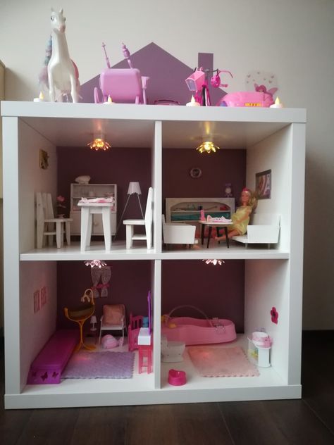 Barbie Bookshelf, Barbie House Diy, Barbie Sofia, American Doll House, Barbie House Furniture, Diy Barbie House, Baby Art Projects, Diy Barbie Furniture, Doll Diy Crafts