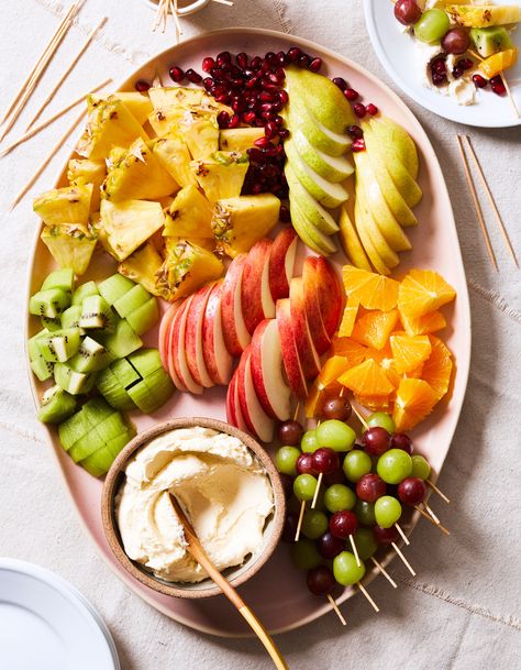 Fruit Platter with Maple-Mascarpone Dip Fruit Serving Ideas, Brunch Entrees, Mascarpone Dip, Sodium Foods, Skewer Appetizers, Healthy Brunch Recipes, No Cook Appetizers, Heart Healthy Eating, Food Boards