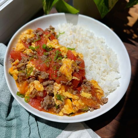 Chinese Tomatoes and Eggs with Beef Tomato And Eggs, Tomatoes And Eggs, Stir Fry With Egg, Tomato Egg, Vegan Noodles, Fried Tomatoes, Chinese Stir Fry, Chinese Vegetables, Tomato Rice