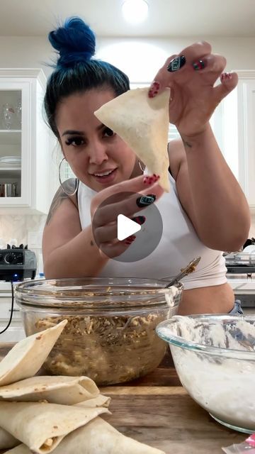 Nanajoe19 on Instagram: "Making my daughter Stuffed deep-fried loaded carne asada nachos!! 

#Reels #Nachos #Snacks #StuffedNachos #Recipes" Deep Fried Nachos, Nachos Ideas, Stuffed Nachos, Nachos Appetizer, Carne Asada Nachos, Asada Nachos, Loaded Nachos Recipe, Yum Recipes, Supper Ideas