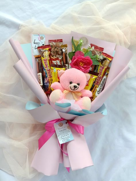 Candy Bouquet With Stuffed Animal, Hampers Valentine, Birthday Friends, Splash Images, Hamper Ideas, Baby Shower Crafts, Birthday Bouquet, Creative Cake Decorating, Diy Birthday Gifts For Friends