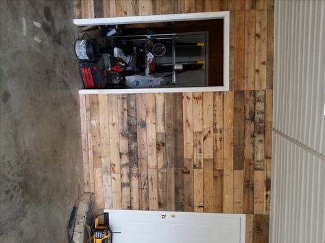 Why live with a boring, unfinished, or poorly drywalled garage that’s really an eyesore? Clad your garage walls and create … Mini Pallet Coasters, Pallet Door, Pallet Coasters, Outdoor Pallet Projects, Pallet Wall Decor, Pallet Home Decor, Pallet Walls, Pallet Bar, 1001 Pallets