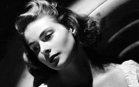 Ingrid Bergman -- She shaved a centimeter off her hairline so her face shape would be more "camera friendly". #OldHollywood #PlasticSurgery #Actors #Actresses Tina Modotti, Stars D'hollywood, Gena Rowlands, George Hurrell, Isabella Rossellini, Olivia De Havilland, Myrna Loy, Jean Harlow, Vivien Leigh