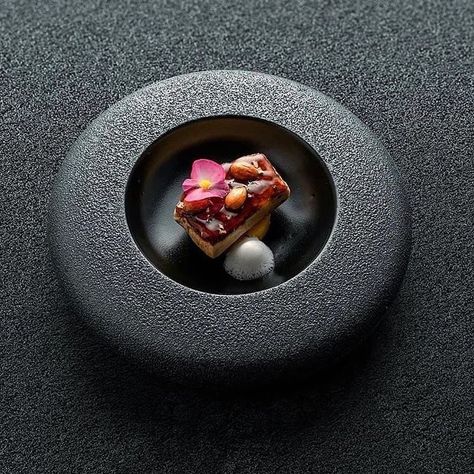 Fine Dining Plating, Asian Food Photography, Michelin Star Food, Chefs Plate, Fine Dinnerware, Fine Dining Recipes, Michelin Star, Plated Desserts, Culinary Arts