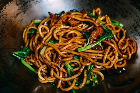 Japanese Pan Noodles, Shanghai Noodles, Fried Noodles Recipe, Pan Fried Noodles, Popular Chinese Dishes, Resipi Kek, Asian Noodle Recipes, Fried Noodles, Asian Noodles