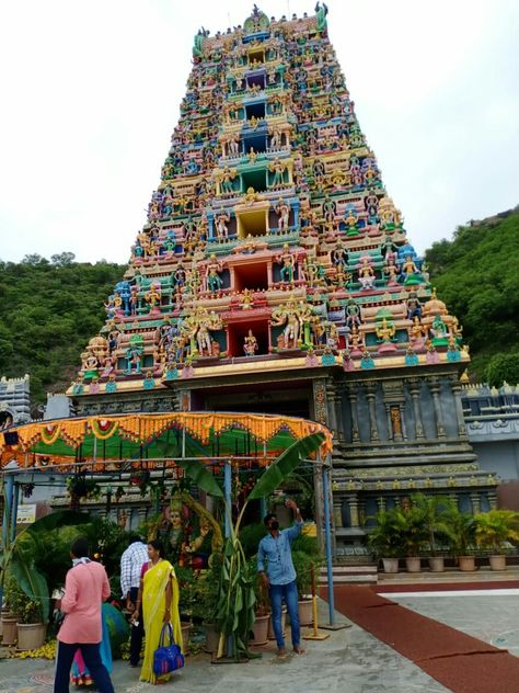 Kanaka durga temple in Vijayawada. 3rd largest temple in India. 1 Tirupathi 2 Shiridi 3 Vijayawada durga temple Vijayawada Kanaka Durga, Durga Temple, Goddess Decor, Screen Video, Green Screen Video Backgrounds, Durga Maa, Photo Poses For Couples, Highlight Icons, Video Background