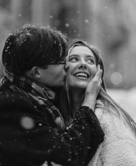 Winter Couple Pictures, Couple Photography Winter, Snow Engagement Photos, Winter Engagement Pictures, Snow Photoshoot, Engagement Pictures Poses, Winter Photoshoot, Winter Engagement Photos, Friend Poses Photography