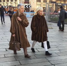 Meet the most stylish older women of Milan, who wear everything from pearls to Prada to go to the shops. Grandma Fashion, Boucle Jacket, Advanced Style, Ageless Style, Italian Women, 60 Fashion, Floral Blazer, Over 50 Womens Fashion, Fur Coats