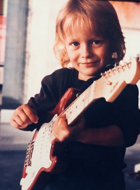 Young Andy Taylor, Jr. with guitar Andy Taylor Duran Duran, Funny Band Pictures, Andy Taylor, Funny Band, French Pink, 80s Bands, Band Humor, Band Pictures, Duran Duran