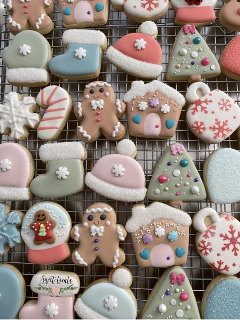 Advent calendar mini cookies Mini Royal Icing Cookies, Cookies Decoration, Advent Ideas, Xmas Baking, Ornament Cookies, Clear Ornaments, Christmas Idea, Xmas Cookies, Christmas Cookies Decorated