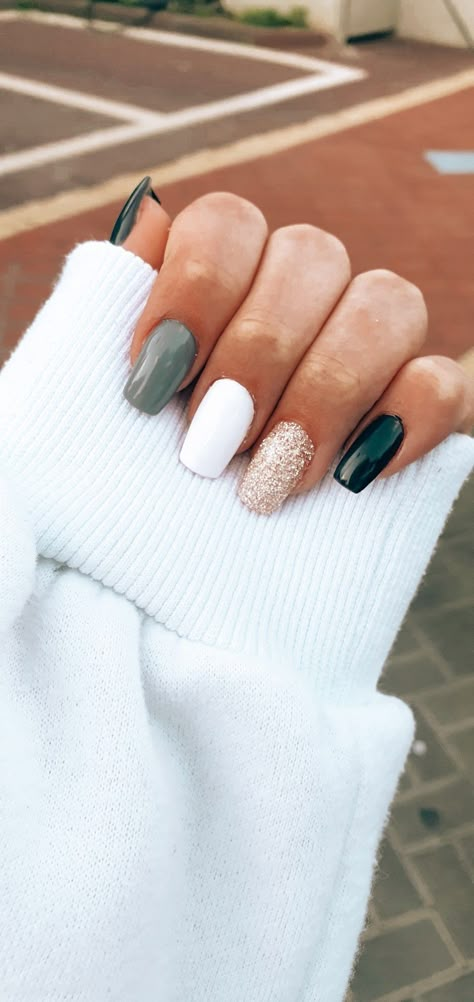 Cute Simple Nails For January, January 2024 Nails Short, January Nail Inspo Short, January 2024 Nail Ideas, January Nails Winter Simple Short, January Nails Winter Simple 2024, January Nail Designs Short, January Nail Inspo 2024, January Nails 2024