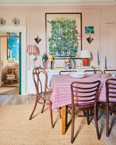 Dining Room Apartment, Wooden Bath, Simple Curtains, New York Apartment, Dining Room Inspiration, Curtain Designs, Pink Walls, Fireplace Decor, Pink And Red