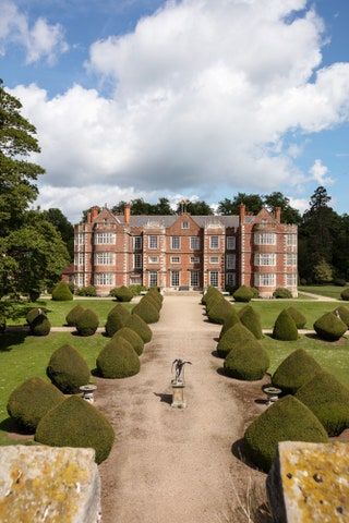 Country Estate Homes England, New England Estate, French Manor House, English Estates, British Nobility, Modern Castle, English Architecture, Country Manor, British Country