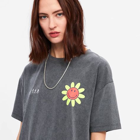 Trendy Tees, Poses Women, Ex Machina, Photography Poses Women, Spring Has Sprung, Trendy Tee, Retro Aesthetic, Happy Face, Comfy Outfits