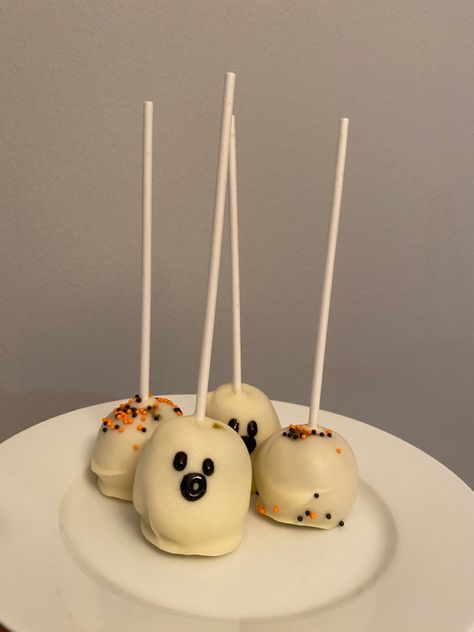 Great for spooky season! #recipe #aesthetic #tiktok #cakepops #dessert #treats #halloween #fall #halloweendessert #falldessert #cake Halloween Desserts Cake Pops, Cakepop Aesthetic, Cake Pops Aesthetic, Halloween Desserts Cake, Halloween Cakepops, Dessert Treats, Halloween Cake Pops, Treats Halloween, Recipe Aesthetic