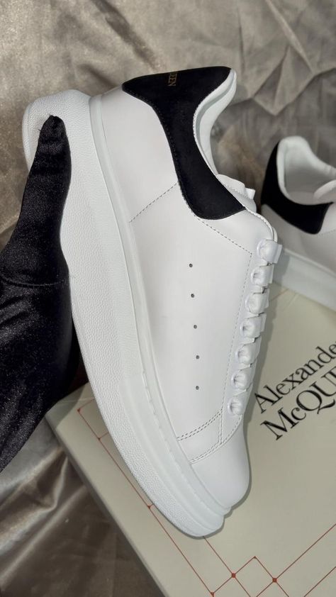 Women Sneakers Fashion, Designer Sneakers Women, Best White Sneakers, Urban Shoes, Alexander Mcqueens, Alexander Mcqueen Sneakers, Mcqueen Sneakers, Pretty Shoes Sneakers, Alexander Mcqueen Shoes