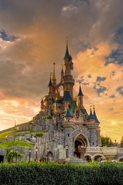 Disney Paris, Parc D'attraction, Disneyland Park, Disney Aesthetic, Disney Castle, Beautiful Castles, A Castle, Disneyland Paris, Disney Pictures