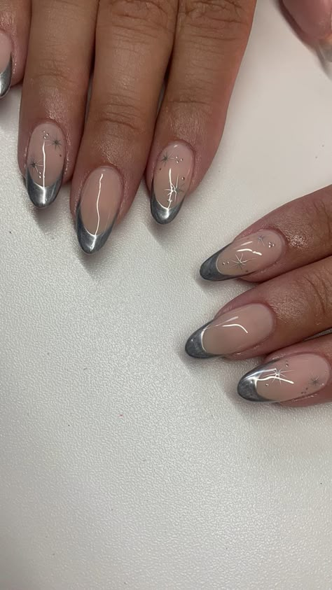 Short Almond Nails Designs Simple, Nye Nails 2023, Silver Aura Nails, January Nail Inspo 2024, New Year Nails Design 2024, New Years Nails Almond, Silver Almond Nails, Chrome Design Nails, New Year Nails 2023