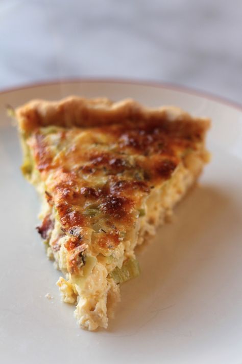 Bacon and Leek Quiche Bacon Quiche Recipe, Bacon And Cheese Quiche, Leek Quiche, Peameal Bacon, Leek Pie, Leek Recipes, Bacon Quiche, Cheese Quiche, Onion Recipes