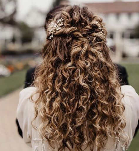 Brides Hairstyle, Natural Hair Updo Wedding, Half Up Curly Hair, Bridesmaid Hair Curly, Curly Bridal Hair, Curly Wedding Hair, Ball Hairstyles, Hairdos For Curly Hair, Wedding Hair Inspiration