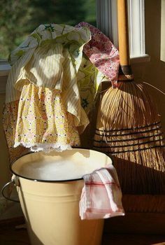 Cocina Shabby Chic, Yellow Cottage, Casa Country, Living Vintage, Cottagecore Decor, Grandmas House, Cottage Living, Brooms, Farm Girl