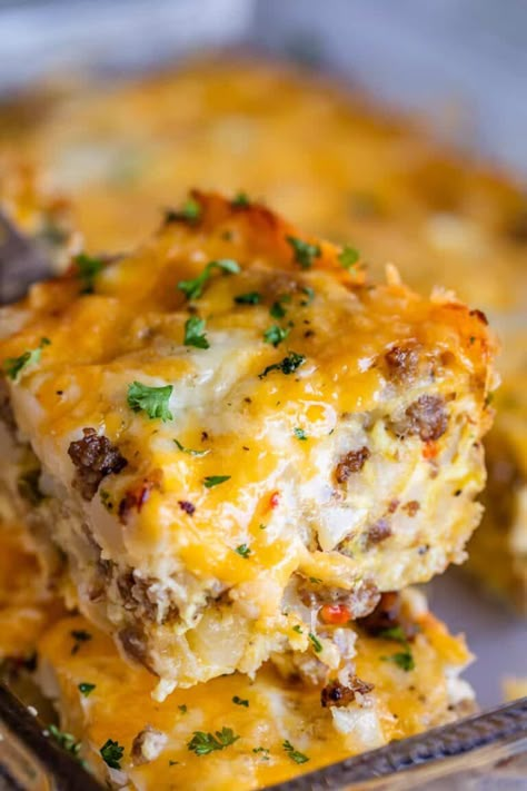 Easy Sausage Breakfast Casserole (Overnight) from The Food Charlatan. I'm in love with this Overnight Easy Sausage Breakfast Casserole! It is everything you love about breakfast wrapped up in one dish: cheesy eggs, sausage, hash browns, peppers and onions! You can make ahead or last minute. It's a great overnight option for Christmas Eve! #easy #recipe #breakfast #sausage #Christmas #Easter #Thanksgiving #withhashbrowns #eggand #overnight #makahead #hashbrown #potato #cheesy #Jimmydean #ground Easy Breakfast Casserole Sausage, Menu Sarapan Sehat, Best Breakfast Casserole, Overnight Breakfast Casserole, Food Charlatan, Breakfast Casserole Easy, Breakfast Casserole Sausage, Christmas Breakfast, Breakfast Recipes Casserole