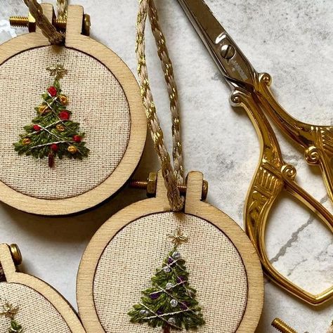 Tiny Embroidery Ideas, Christmas Embroidery Ideas, Embroidery Christmas Tree, Christmas Tree Jewelry, Embroidery Christmas Ornaments, Embroidered Christmas Tree, Christmas Tree Embroidery, Embroidery Purse, Embroidery Ornaments