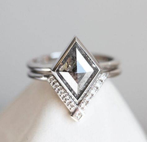 Modern Diamond Ring, V Shaped Ring, Danty Jewelry, Geometric Diamond Ring, Modern Diamond Rings, Jewelry Guide, Kite Diamond, Jewlery Necklace, Salt Pepper Diamond