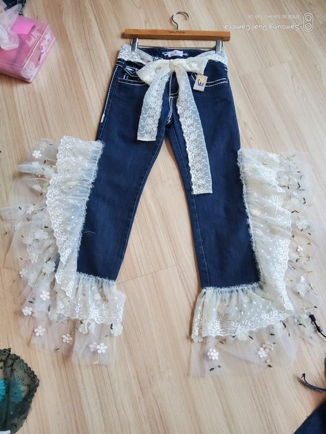 Ruffle Jeans, Boho Wear, Diy Denim, Denim Diy, Funky Fashion, Retro Inspired, Denim Fashion, Pants, How To Wear