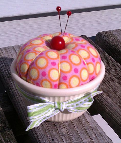 Cupcake Pincushion, Pincushion Ideas, Cupcakes Bonitos, Diy Pincushion, Diy Pin Cushion, Pincushion Tutorial, Pochette Portable, Cute Cupcake, Pin Cushions Patterns