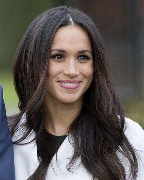 HRH The Duchess Of Sussex on Instagram: “Meghan Markle’s Hair (pt. one)  Being that Meghan is of mixed race, she naturally has very curly hair. But from looking at pictures, it is…” Meghan Markle Curly Hair, Very Curly Hair, Blo Blow Dry Bar, Hairstyles For Oval Faces, Oval Face Hairstyles, Long Hairstyles, Oval Faces, Hair Care Tips, Meghan Markle