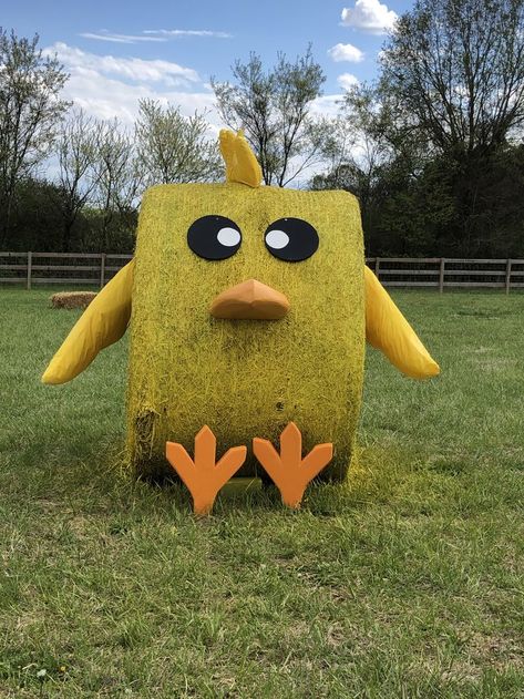 Hey Bale Decorating, Hay Bale Contest Ideas, Tractor Yard Decor, Hay Bale Characters, Fall Painted Hay Bale Ideas, Christmas Hay Bales, Painted Hay Bales Fall, Halloween Round Hay Bale Ideas, Haybale Decorating